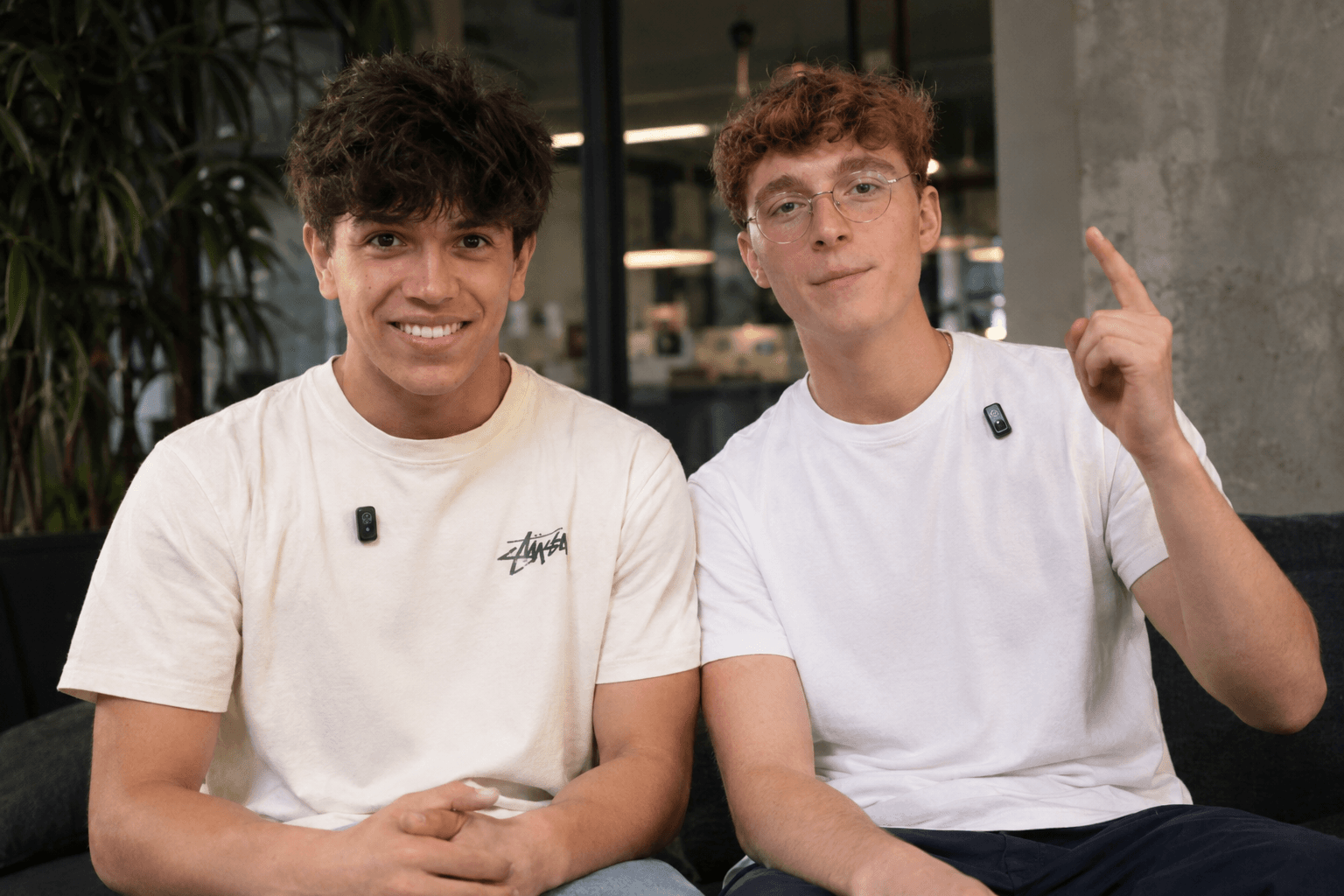 Lucas y Víctor, los dos fundadores de Paws, sentados juntos y sonriendo a cámara